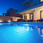 Nano, 4 Bedrooms, Jacuzzi, Heated Pool, Sea Views, Pebble 850m Вилла Есенице