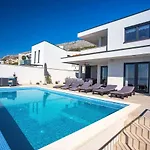 Nano, 4 Bedrooms, Jacuzzi, Heated Pool, Sea Views, Pebble 850m