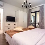 Вилла Nano, 4 Bedrooms, Jacuzzi, Heated Pool, Sea Views, Pebble 850m Есенице
