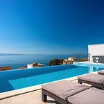 Nano, 4 Bedrooms, Jacuzzi, Heated Pool, Sea Views, Pebble 850m Вилла Есенице