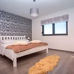 Nano, 4 Bedrooms, Jacuzzi, Heated Pool, Sea Views, Pebble 850m