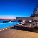 Вилла Nano, 4 Bedrooms, Jacuzzi, Heated Pool, Sea Views, Pebble 850m Есенице
