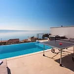 Вилла Nano, 4 Bedrooms, Jacuzzi, Heated Pool, Sea Views, Pebble 850m
