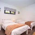 Вилла Nano, 4 Bedrooms, Jacuzzi, Heated Pool, Sea Views, Pebble 850m