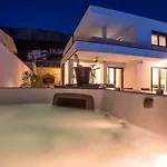 Nano, 4 Bedrooms, Jacuzzi, Heated Pool, Sea Views, Pebble 850m
