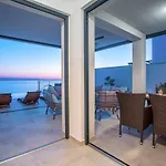 Nano, 4 Bedrooms, Jacuzzi, Heated Pool, Sea Views, Pebble 850m Есенице