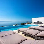 Вилла Nano, 4 Bedrooms, Jacuzzi, Heated Pool, Sea Views, Pebble 850m *