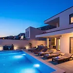 Вилла Nano, 4 Bedrooms, Jacuzzi, Heated Pool, Sea Views, Pebble 850m Есенице