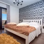 Nano, 4 Bedrooms, Jacuzzi, Heated Pool, Sea Views, Pebble 850m Вилла