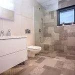 Вилла Nano, 4 Bedrooms, Jacuzzi, Heated Pool, Sea Views, Pebble 850m Есенице