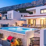 Nano, 4 Bedrooms, Jacuzzi, Heated Pool, Sea Views, Pebble 850m * Есенице