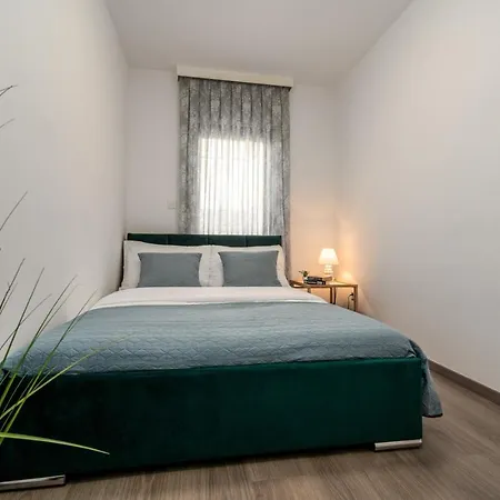 Nano, 4 Bedrooms, Jacuzzi, Heated Pool, Sea Views, Pebble 850m