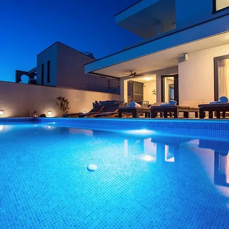Nano, 4 Bedrooms, Jacuzzi, Heated Pool, Sea Views, Pebble 850m 빌라 예세니체