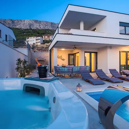Nano, 4 Bedrooms, Jacuzzi, Heated Pool, Sea Views, Pebble 850m 빌라 예세니체