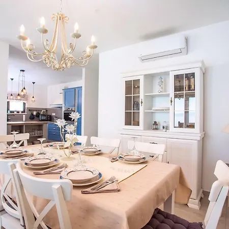 Nano, 4 Bedrooms, Jacuzzi, Heated Pool, Sea Views, Pebble 850m 빌라
