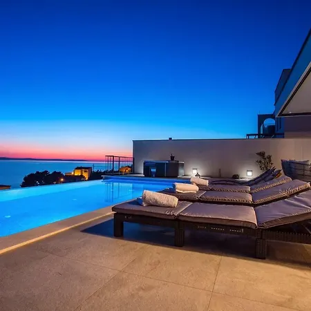 빌라 Nano, 4 Bedrooms, Jacuzzi, Heated Pool, Sea Views, Pebble 850m 예세니체