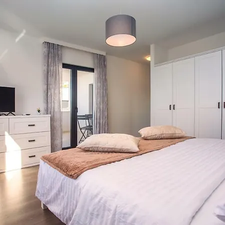 Nano, 4 Bedrooms, Jacuzzi, Heated Pool, Sea Views, Pebble 850m