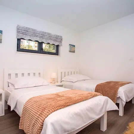 빌라 Nano, 4 Bedrooms, Jacuzzi, Heated Pool, Sea Views, Pebble 850m