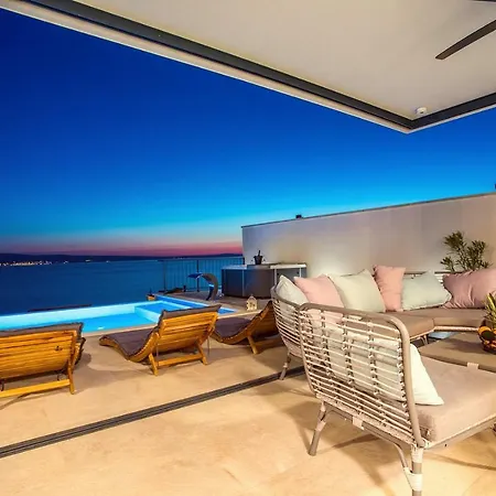 Nano, 4 Bedrooms, Jacuzzi, Heated Pool, Sea Views, Pebble 850m Villa