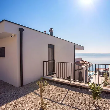 Nano, 4 Bedrooms, Jacuzzi, Heated Pool, Sea Views, Pebble 850m Villa