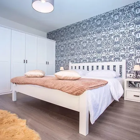 Nano, 4 Bedrooms, Jacuzzi, Heated Pool, Sea Views, Pebble 850m *