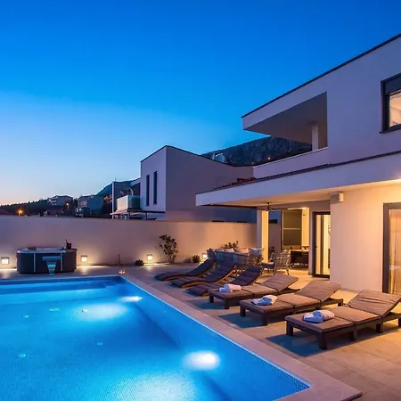 Villa Nano, 4 Bedrooms, Jacuzzi, Heated Pool, Sea Views, Pebble 850m Jesenice (Split-Dalmatia)