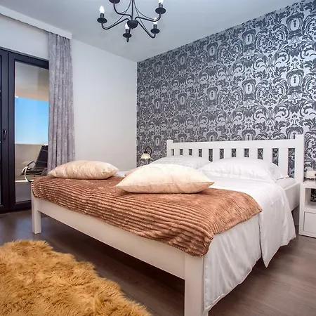 Nano, 4 Bedrooms, Jacuzzi, Heated Pool, Sea Views, Pebble 850m Villa