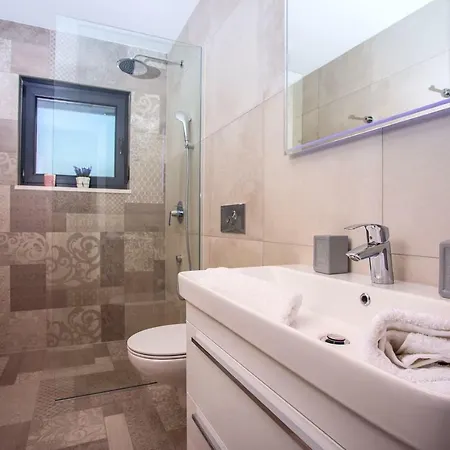 Nano, 4 Bedrooms, Jacuzzi, Heated Pool, Sea Views, Pebble 850m *