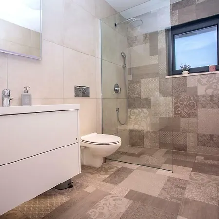 빌라 Nano, 4 Bedrooms, Jacuzzi, Heated Pool, Sea Views, Pebble 850m 예세니체