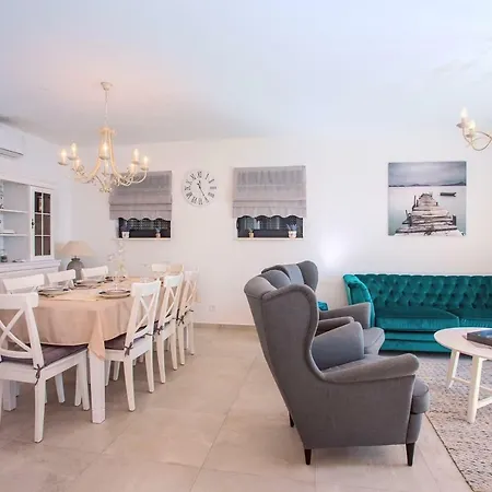 Nano, 4 Bedrooms, Jacuzzi, Heated Pool, Sea Views, Pebble 850m Есенице