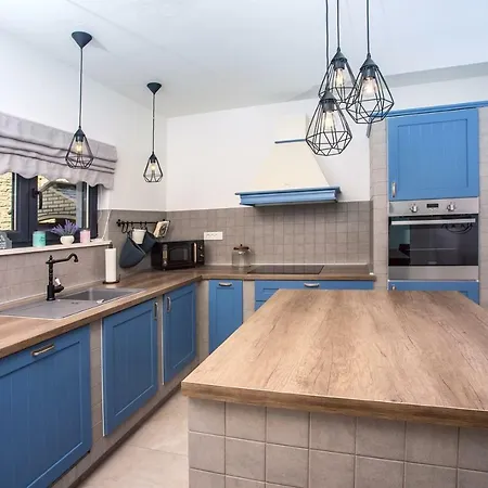 Nano, 4 Bedrooms, Jacuzzi, Heated Pool, Sea Views, Pebble 850m Villa
